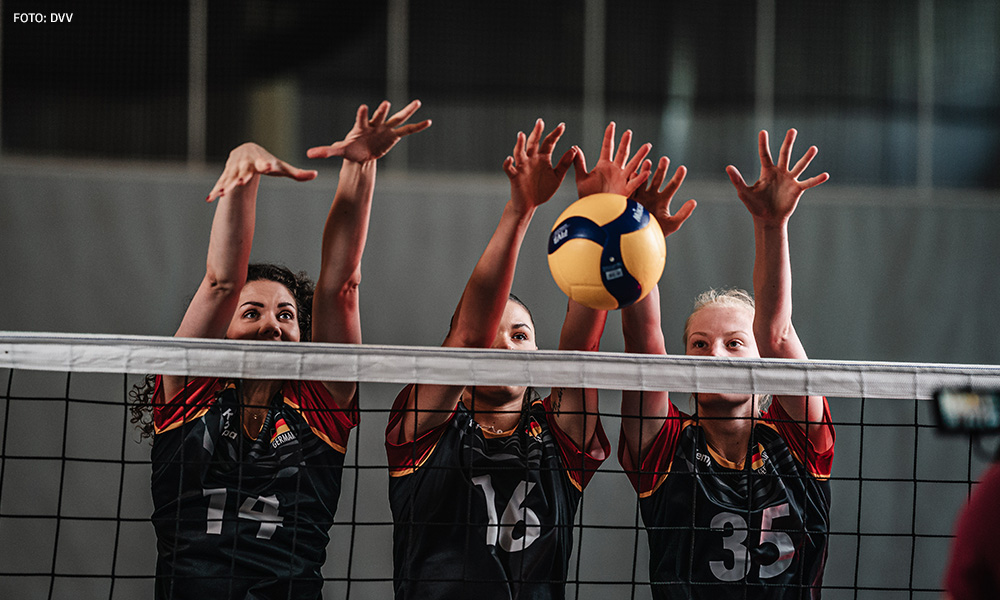 Die Volleyball-Europameisterschaft der Frauen 2023 gibt es LIVE und EXKLUSIV auf Sportdeutschland.TV zu sehen. Vom 15.08. bis zum 03.09. kämpfen die Teams um den Europameistertitel. Das Turnier findet insgesamt in vier Ländern inklusive Deutschland statt. Für die Schmetterlinge ist es also eine Heim-EM und ein Extra-Ansporn weit zu kommen! 